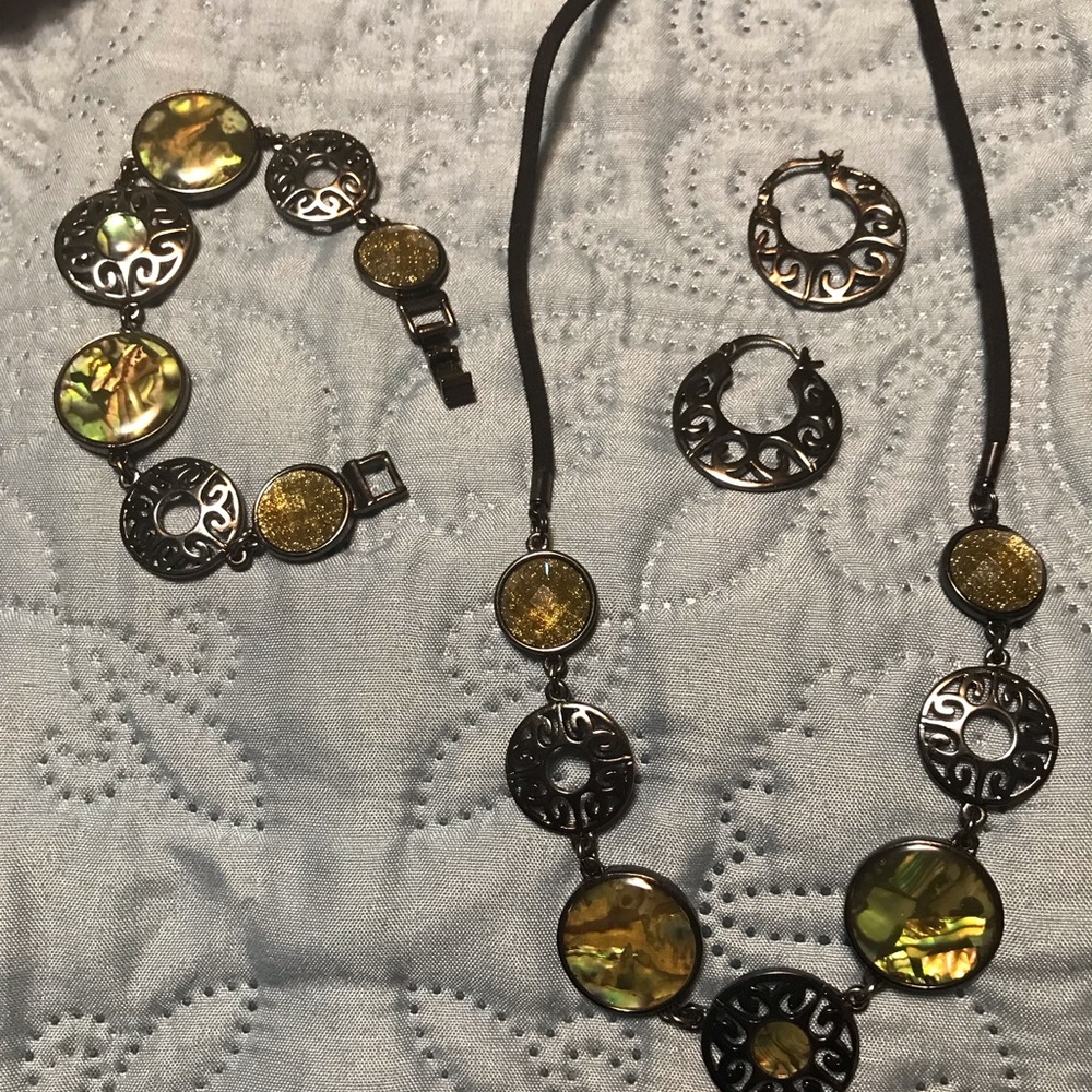 Lia Sophia necklace, earring & bracelet set, excellent like new condition